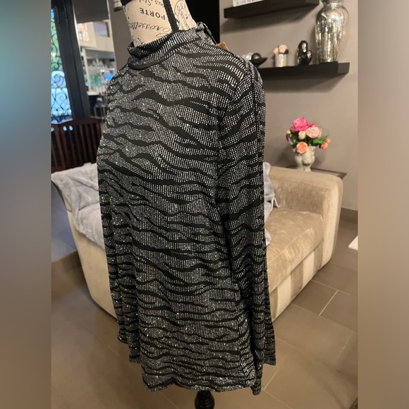 🆕 Beautiful and Sparkly ~ A Love Story Black/Silver Zebra Top - Picture 6 of 15